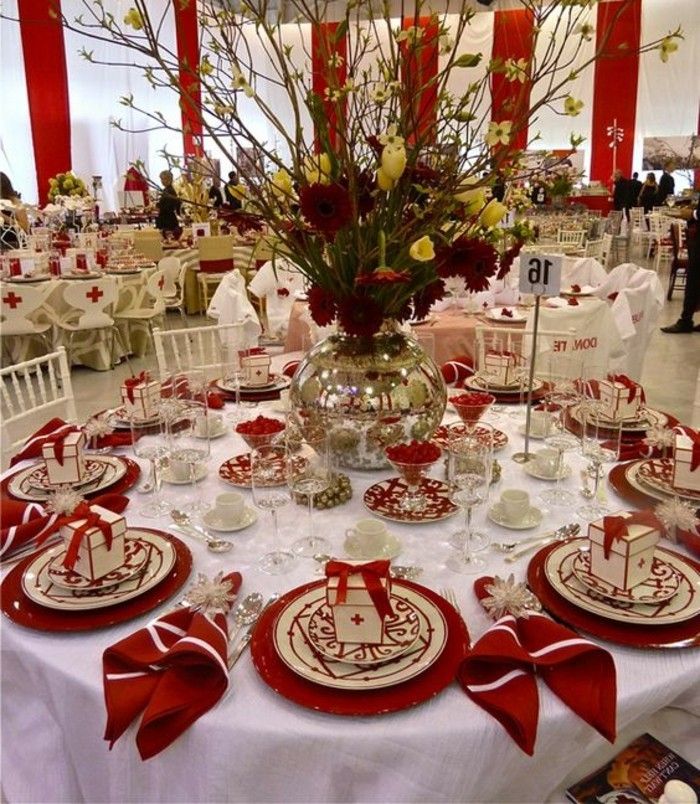 formalni dogodek z namizno dekoracijo-v-belo-in-rdeča