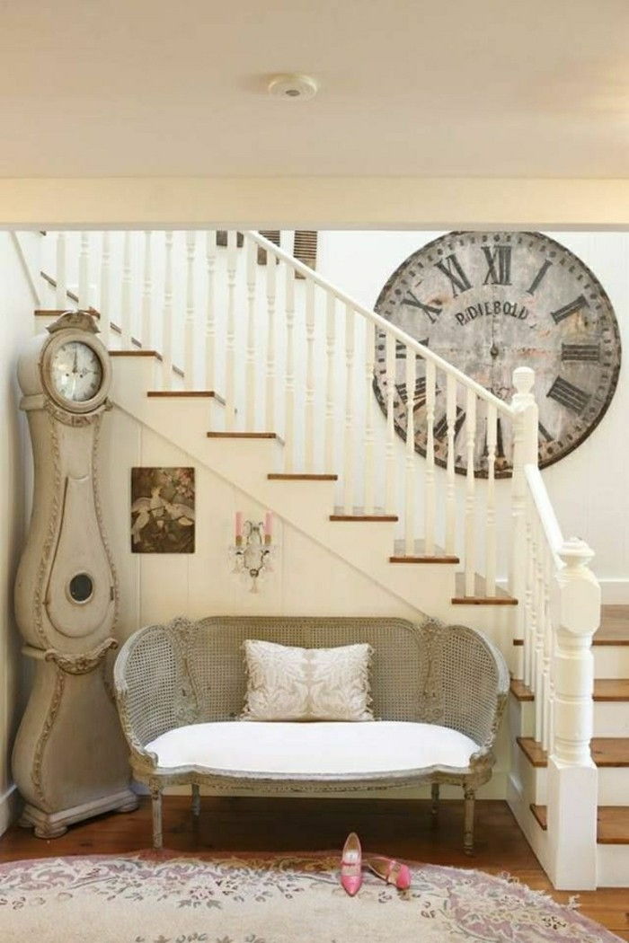 Francuskie wnętrze-classic-style-stare zegary ścienne w stylu vintage