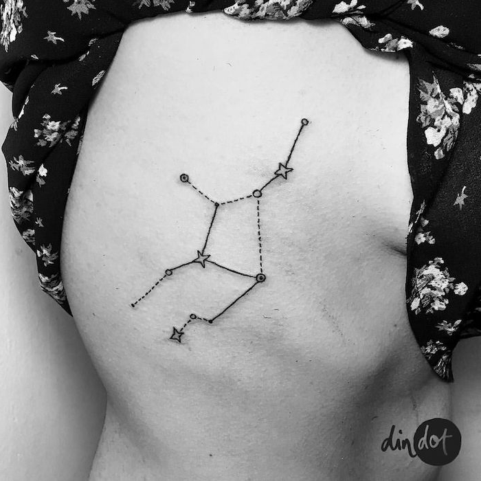 grande tatuaggio nero con una stella nera immagine con piccole stelle bianche - idea per un tatuaggio per le donne