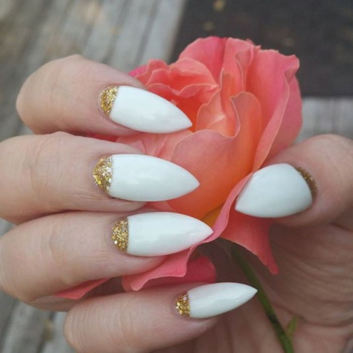 nagelspetsade designidé vita naglar ser bra ut med den gyllene decoen som symboliserar folklorisk renlighet