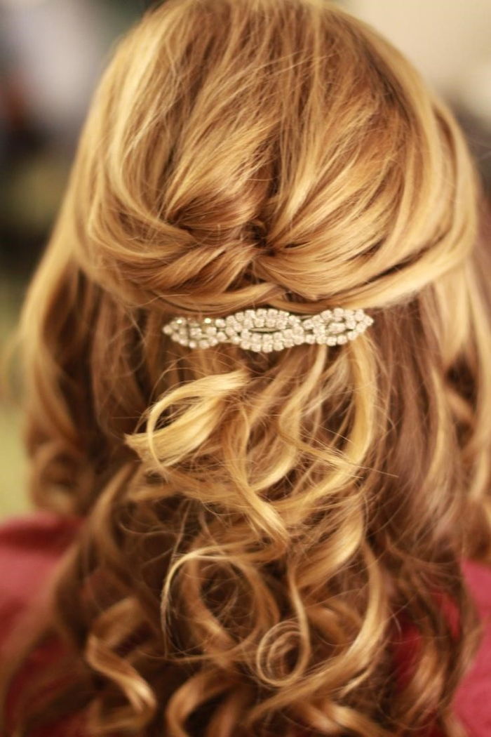 capelli biondi con una molletta di perle di vetro capelli ricci capelli da sposa