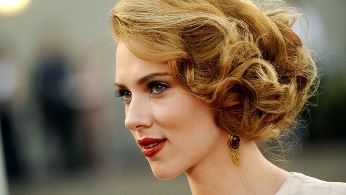 Big Curls Bob Hairstyle Big Volume Earrings with Stones Red Lipstick