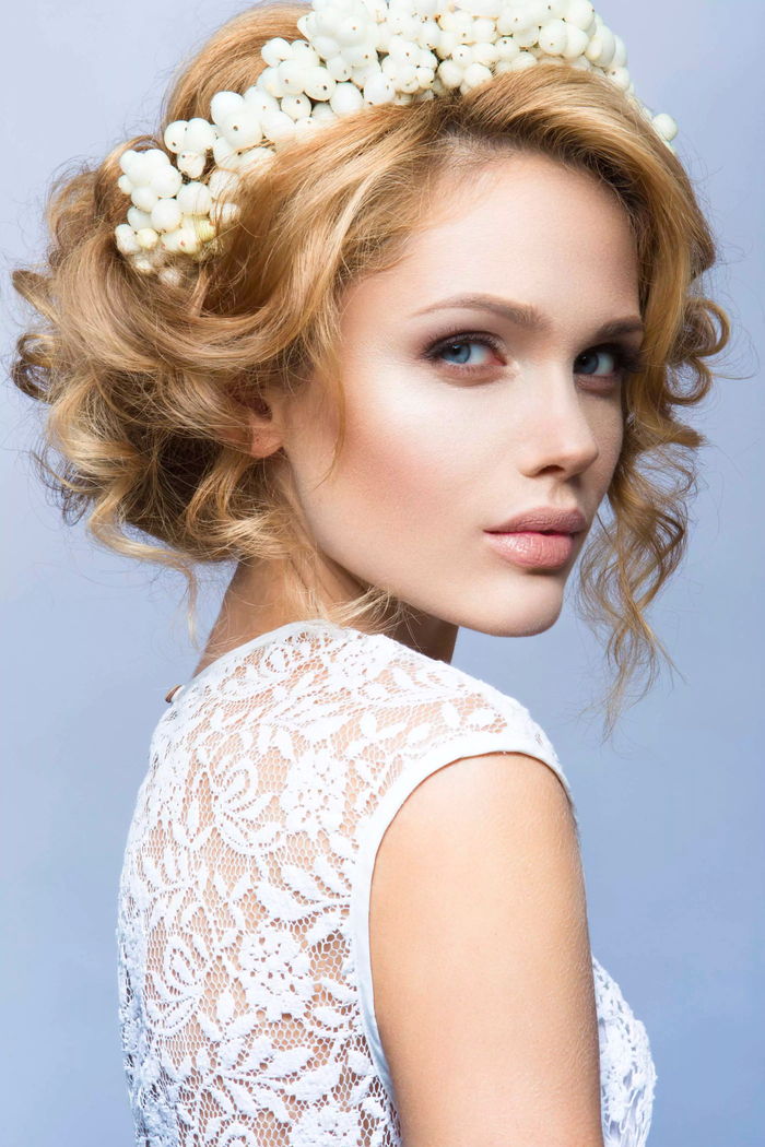 acconciature da sposa semplici diadema bianco di fiori capelli biondi capelli ricci