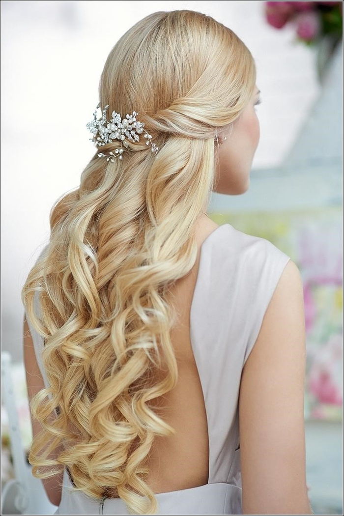 lunghi capelli biondi come una principessa bellissimi accessori per capelli come foglie semplici acconciature da sposa