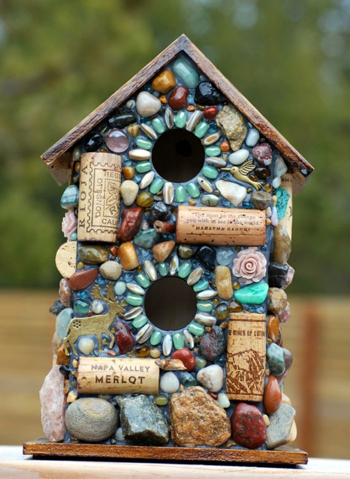 Costruisci tu stesso scatole di nidificazione in legno, attaccati con tappi di sughero e pietre decorative colorate, idee creative fai da te
