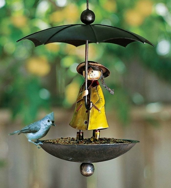 Mangiatoia per uccelli, ragazza con mantello giallo e ombrello, uccellino grigio