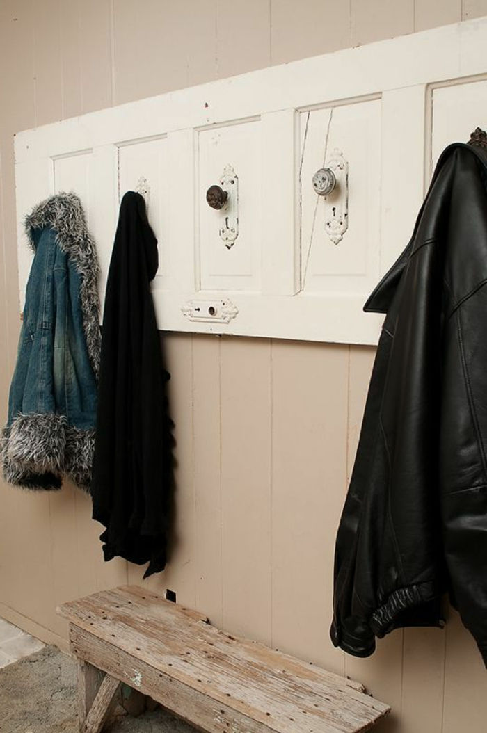 šatník-z-old-dvere-in-bielej farby, s visiace bundy