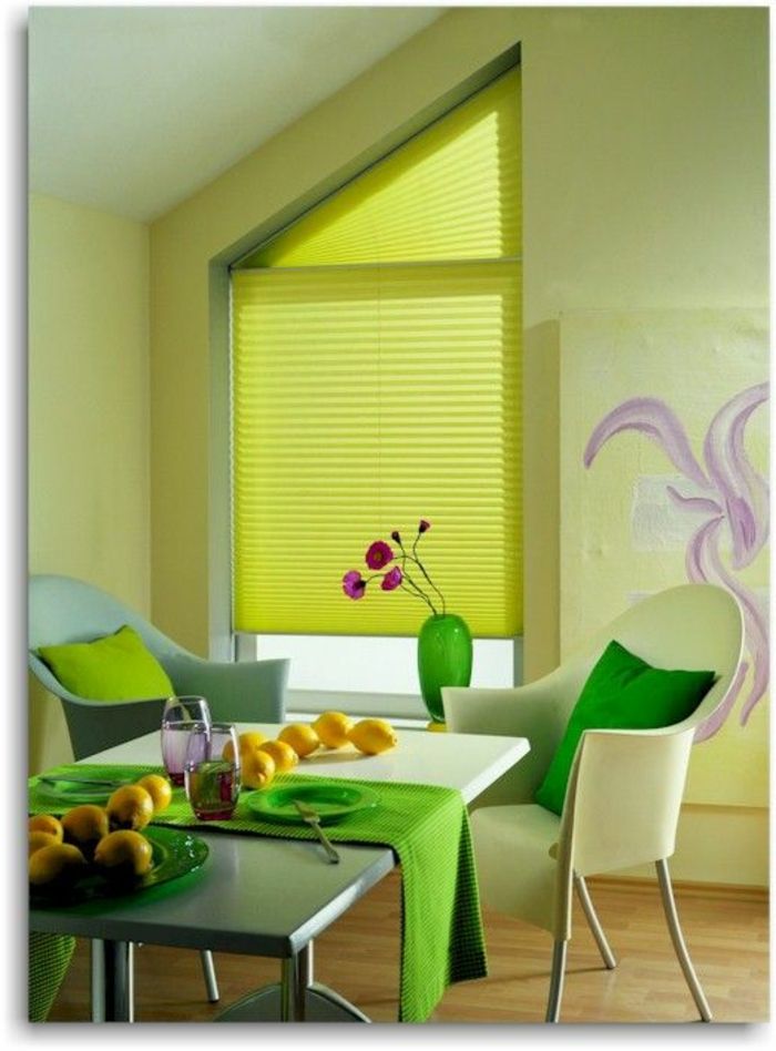 gardiner-för-triangel fönster-grön-fönsterluckor-vackra-table