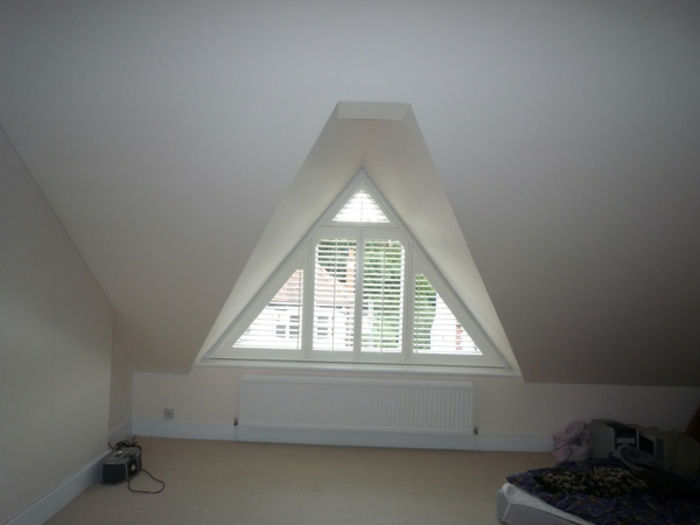 gardiner-for-triangel fönster mycket-intressant-vit-inredning
