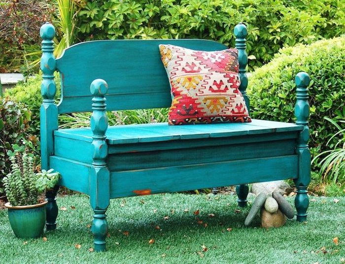 um banco de jardim verde com um travesseiro - um banco de uma velha cama verde - idéias de jardinagem