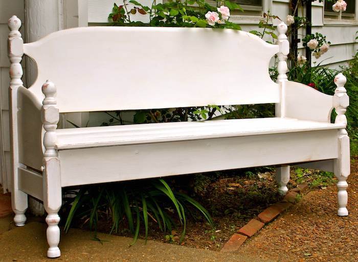 um banco de jardim branco de uma antiga cama branca - jardim com rosas e folhas verdes - construa você mesmo banco de jardim