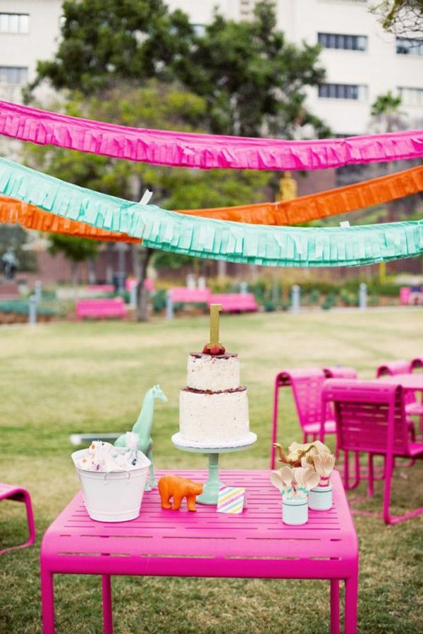 Gartendeko-nápady-for-a-fascinujúce-party-in-záhradný stôl-in-pink