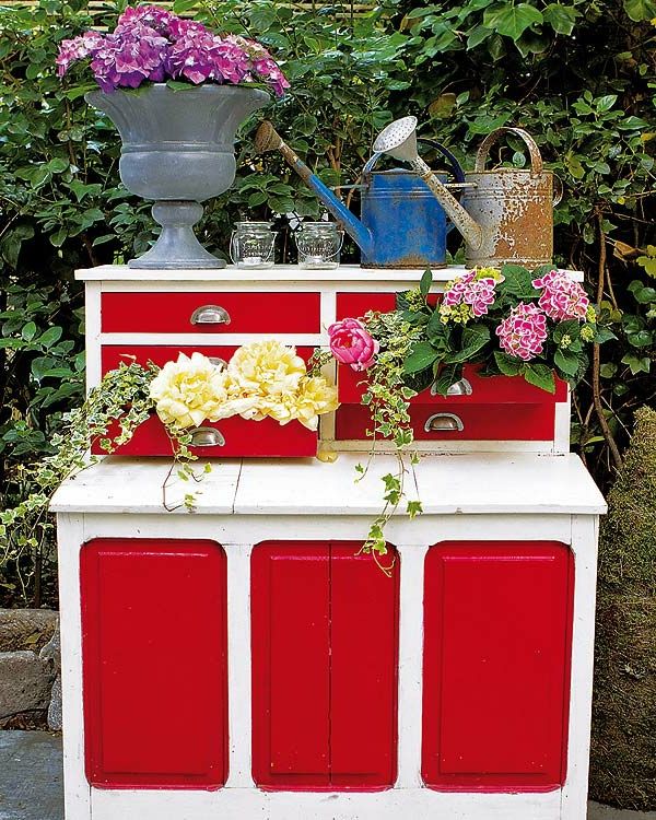 vrtna dekoracija-izdelava-rdeče omare-s cvetjem - različne barve odtenkov
