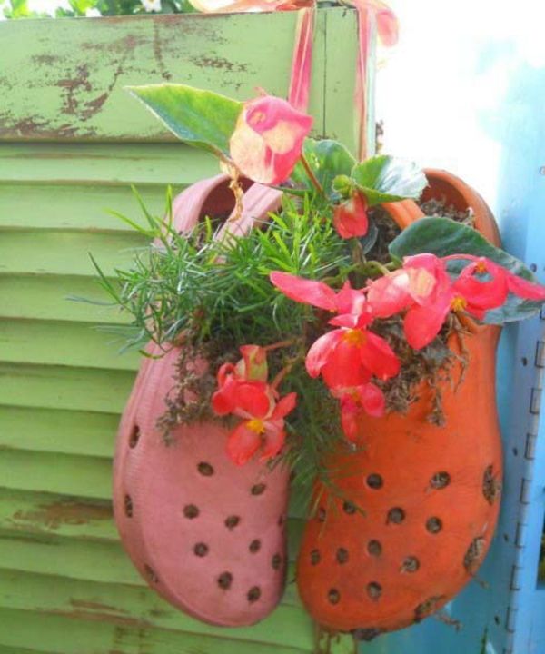 záhradné dekorácie-kvetinové-v-topánky-visí - super originálne nápad