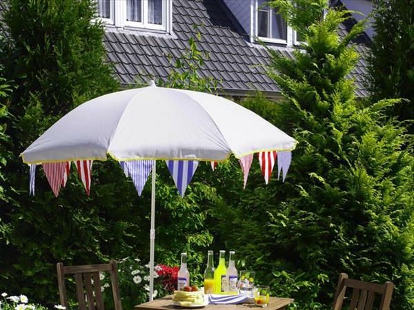 záhradná výzdoba - urobte si sám - dáždnik - pred domom vonku