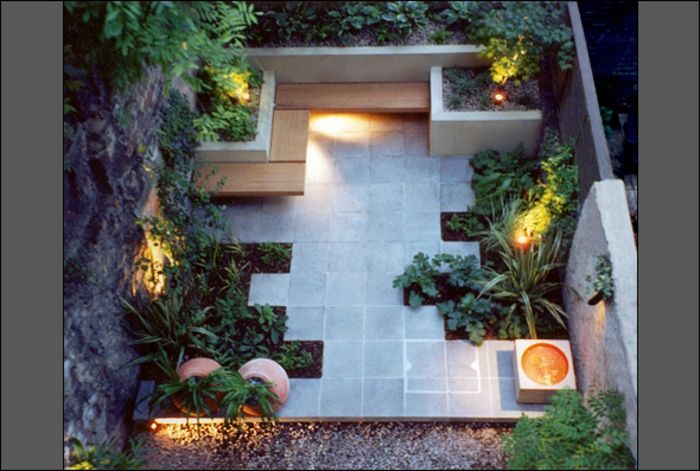 minimalistická záhrada s mnohými záhonovými záhonami, posedením