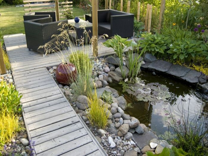 rybník plný vodných ľalií moderný záhradný nábytok plot z bambusu, dekorácie s loptou