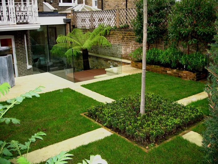 štyri trávnaté plochy v geometrickom tvare so stromom uprostred - moderný záhradný dizajn