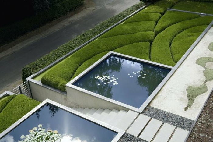dva námestia rybníkov, anglický trávnik vo forme, biele schody - moderný predný dvor