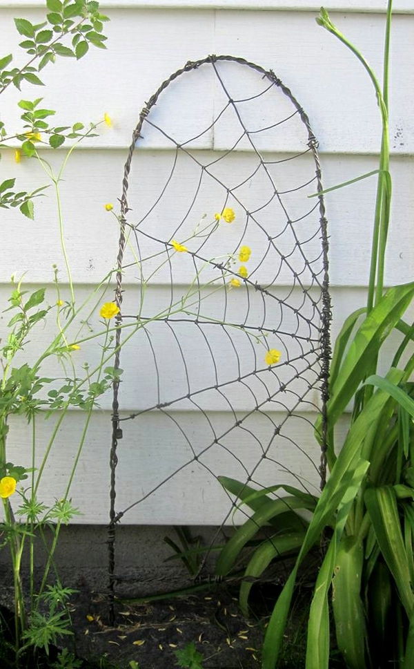 záhradné nápady - dvere von z drôtu - pozadie v bielom