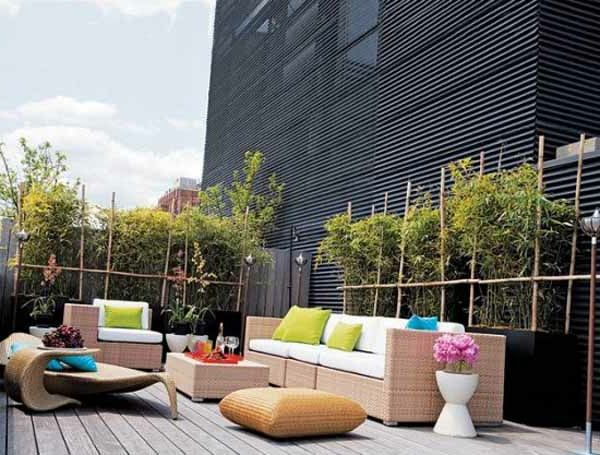 moderne terrasse med møbler og planter