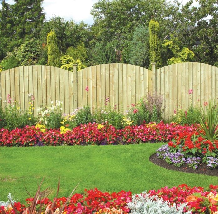 Anglický trávnik, červené, žlté a biele kvety - zaoblený plot - ľahké záhradné rastliny