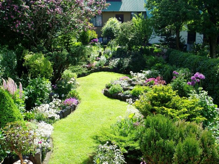 Urobte záhradu ľahko sa starať - anglický trávnik vo fantazijnom tvare a kvety okolo neho