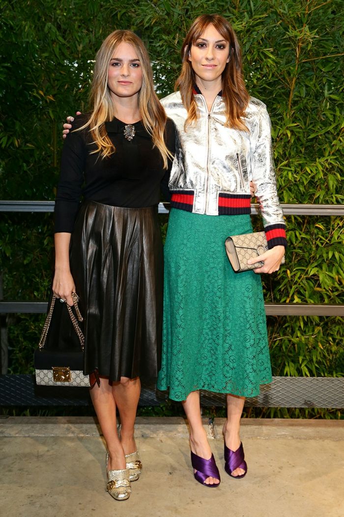 oblečenie kód neformálne dve moderné dámy zelená sukňa čierna kožené sukne gucci tašky
