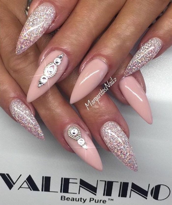 naglar bilder idéer för att designa rosa naglar med stenar dekorera olika storlekar glitter