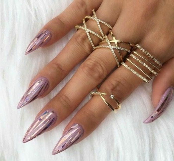 naglar pekade design idéer rosa lila spets naglar nagellack design glittrande naglar metallisk effekt många ringar