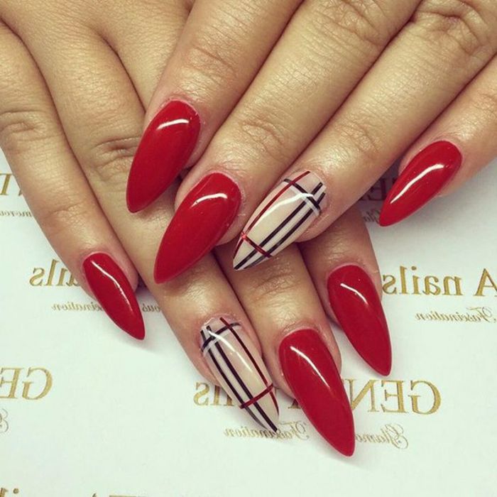 naglar spetsade designidéer röd naglar burberry spik design med målade linjer beige svarta vita idéer
