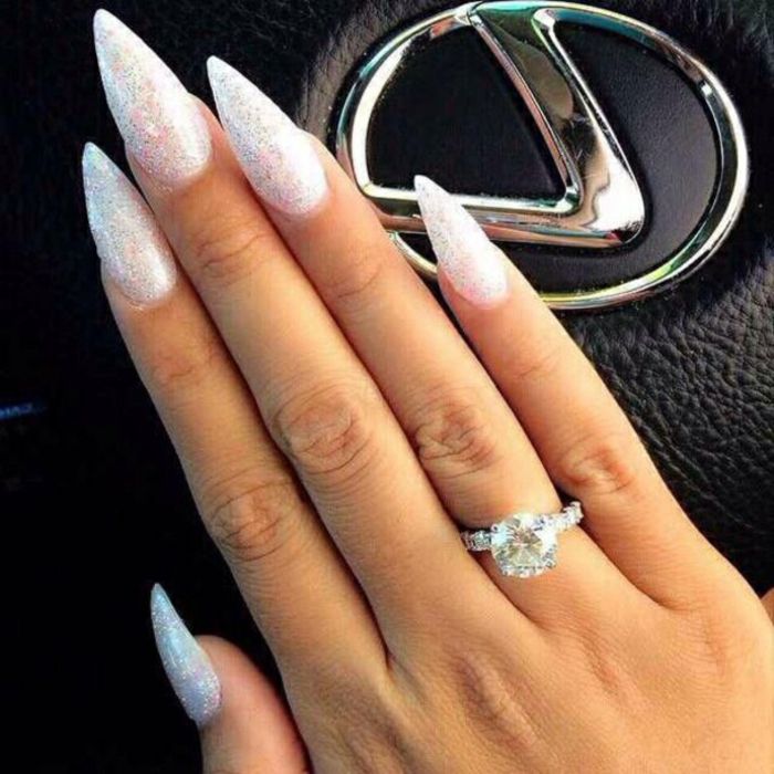 naglar bildar långa naglar unikt foto bra designfoto i bil vit naglar stor ring