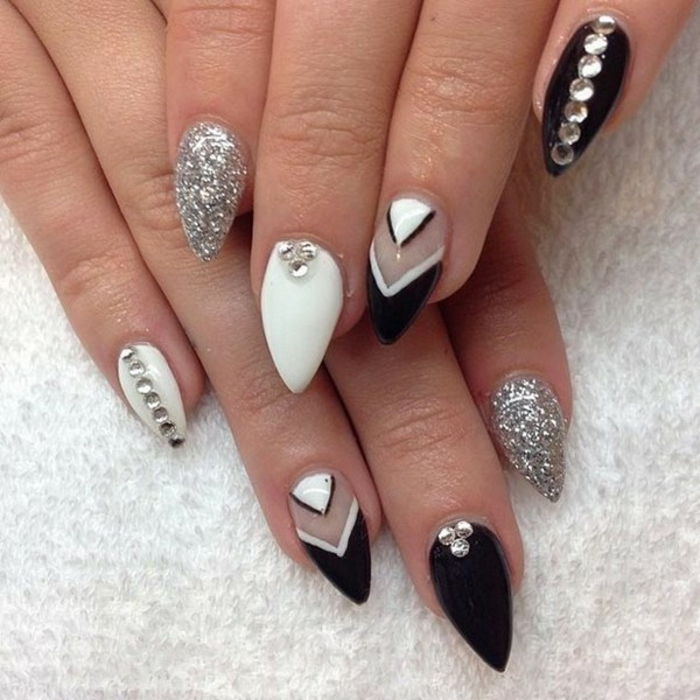 spets naglar nagel design med stenar i vit svart och glittrande silverfärg dekorationer trevligt