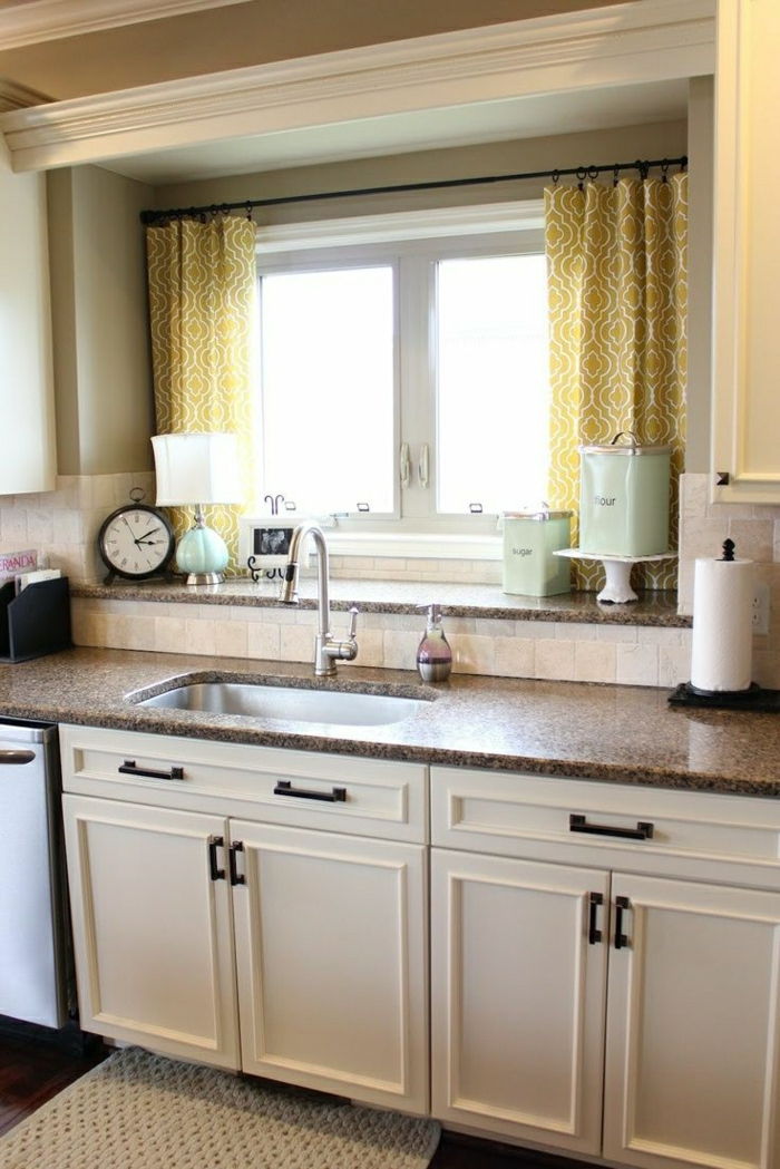 žlto-opona malé okno, drez-and-white kuchynskej linky