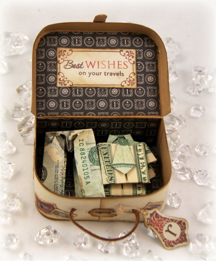 Sulankstomi drabužiai iš banknotų, kūrybinė pinigų dovanų idėja, lagaminas iš popieriaus