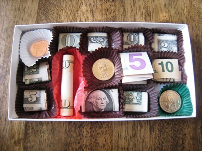 Šokoladinis dėžutė, užpildyta sąskaitomis, kūrybinga idėja dėl gimtadienio ar vestuvių