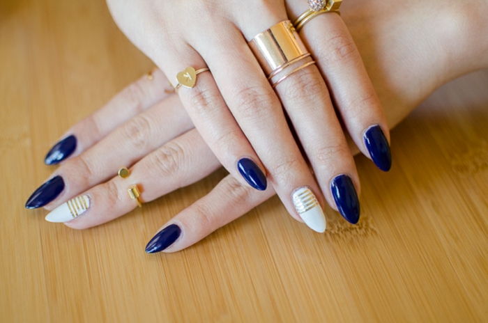 naglar bildar idéer för att göra vackra naglar i blått och vitt med gyllene dekorationer gyllene ringar