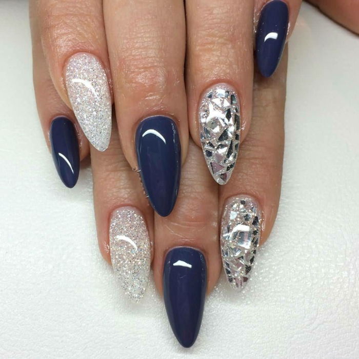 gel naglar idéer svart naglar blå silver glittrande design med inbyggda element trender nagellack