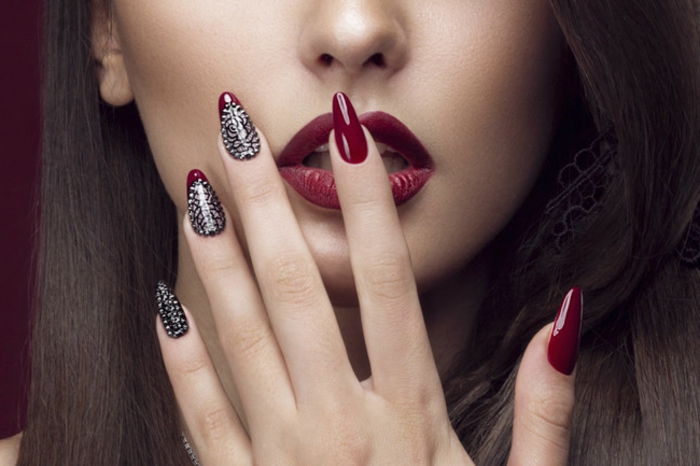 lång spets nagels manikyr i röd färg nagel design med stenar röd läppstift datum look kväll
