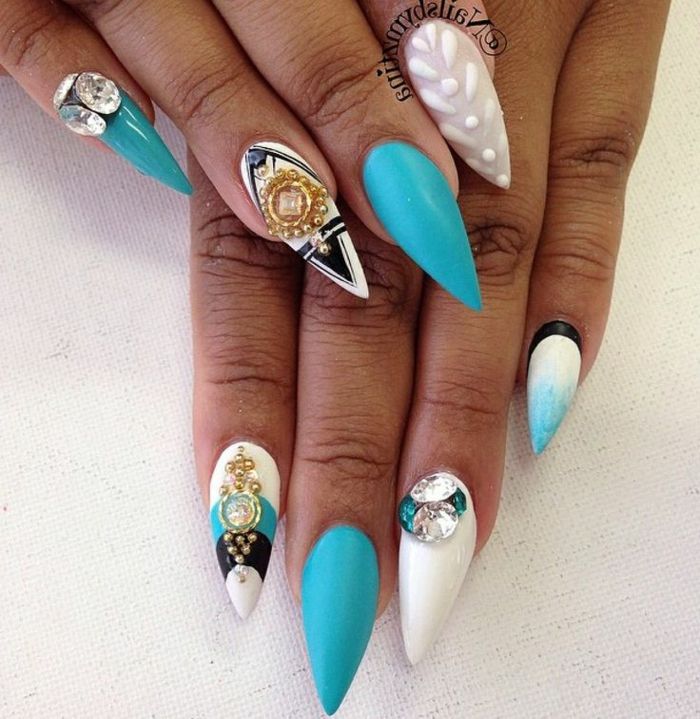 spets naglar design idéer blå naglar vita naglar färgglada dekorationer i gyllene färger och vitt