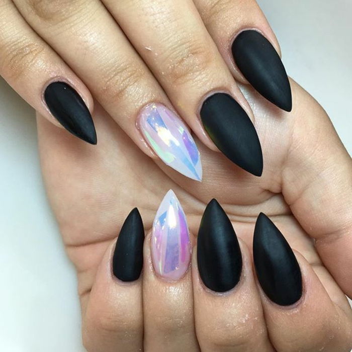 naglar bildar svarta naglar och en glittrande vit nagel med stora effekter av matt färg och lack kontrast