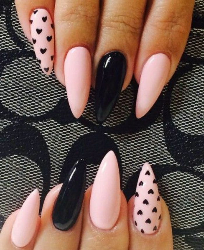 spets naglar nagel design i rosa och svarta dekorationer med hjärtan svarta hjärtan på rosa nagelplatta