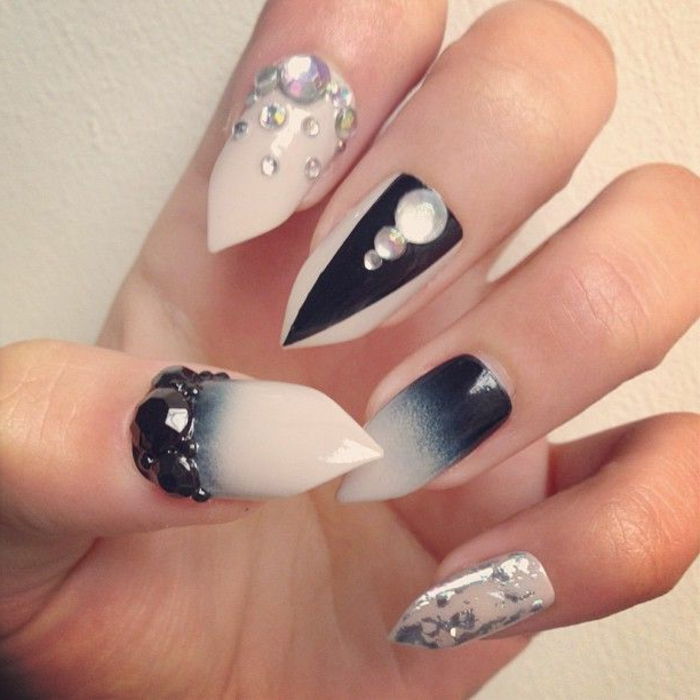 naglar bildar vackra naglar beige svarta stenar och pärlor dekorationer glittrande silver effekter