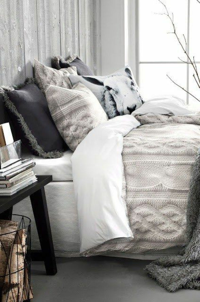 udobno spalnico postelja, veliko pletenin blazine-sive odtenke