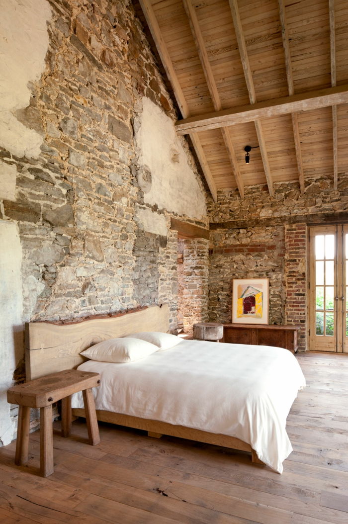 rahat yatak rustik mobilya tuğla taş duvarlar