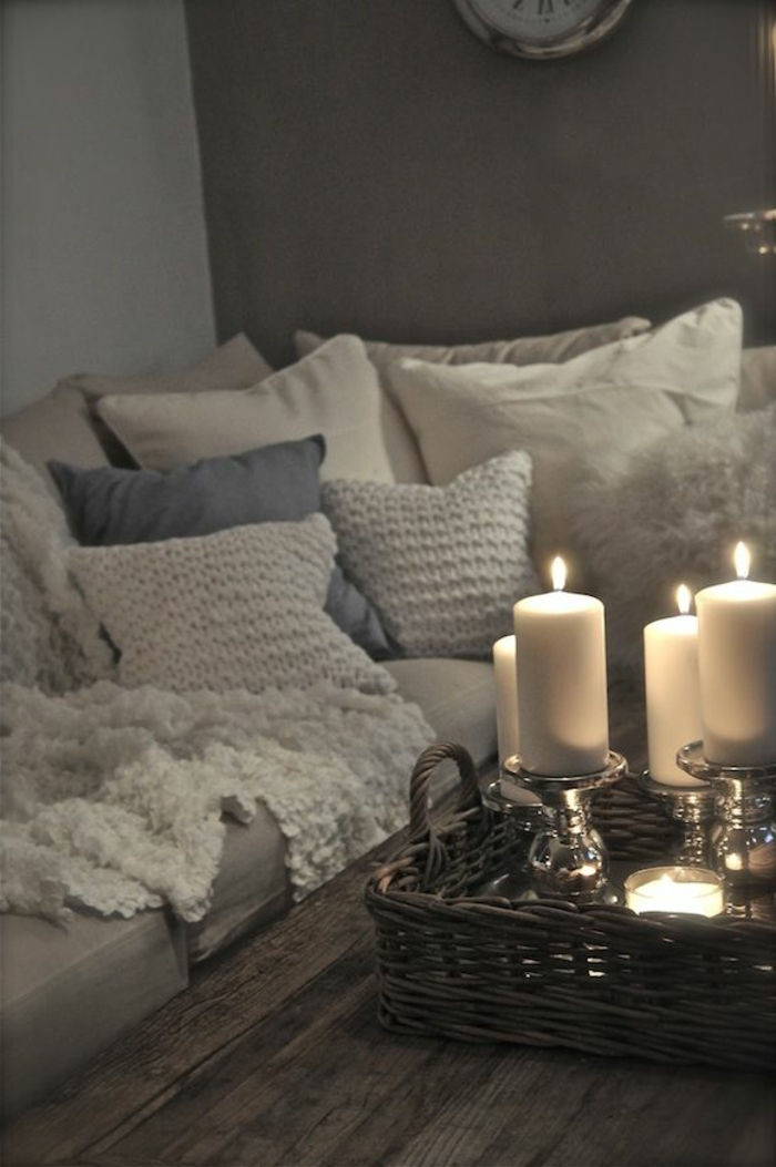 udobna dnevna soba kavč veliko Pillow pleteni modeli Mehki odtenki Candle romantično vzdušje