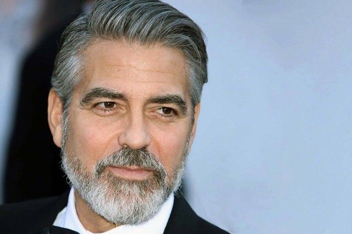 George Clooney s bradou na červenom koberci, bielej košeli, čiernym oblekom