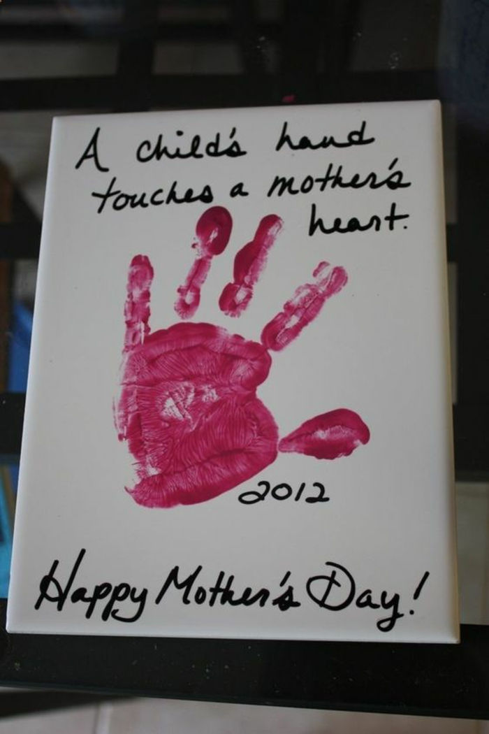 a mão da criança agita o coração de uma mãe está de pé sobre o cartão - idéias do presente