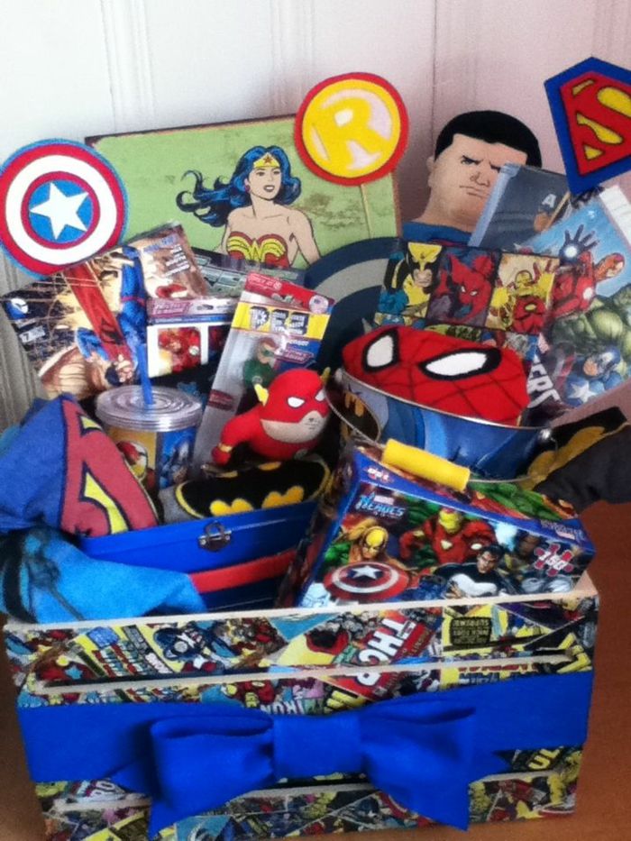veľa vecí s superhrdinami pre narodeniny malého chlapca v koši komických kníh prilepených na nápady na darčekové koše