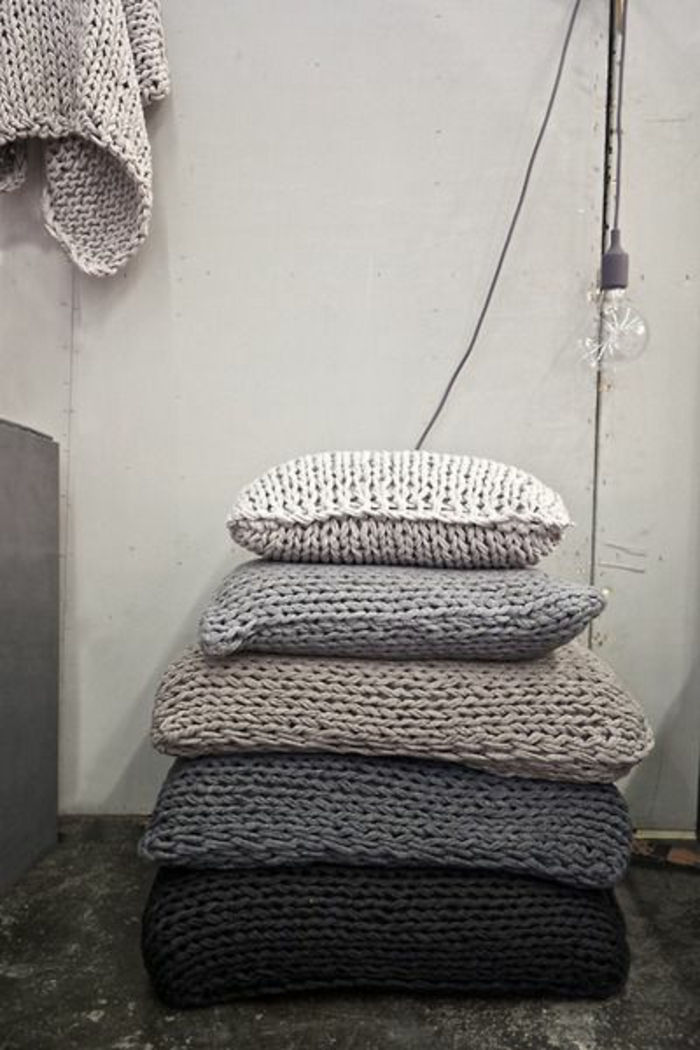 Pleteni blazine sivo-modri odtenki različnih velikosti